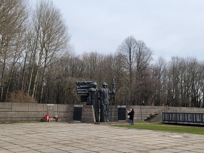 Aurelijos Jašinskienės/15min.lt nuotr./Paminklas sovietiniams kariams Klaipėdos skulptūrų parke