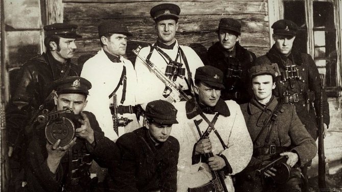 Okupacijų ir laisvės kovų muziejaus nuotr./Pietų Lietuvos srities partizanai pakeliui į Lietuvos partizanų vadų susirinkimą.