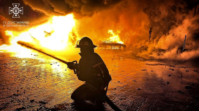 „Reuters“/„Scanpix“ nuotr./Gaisras po raketų smūgio Odesoje