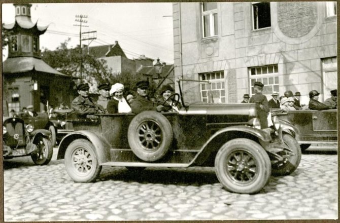 Klaipėdos apskrities viešoji biblioteka/„Klaipėdos automobilių ir motoračių klubo“ nariai renkasi į startą. 1926 m. gegužės mėn.