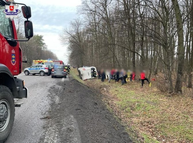 Lenkijos policijos nuotr./Lenkijoje avariją patyręs autobusas iš Lietuvos