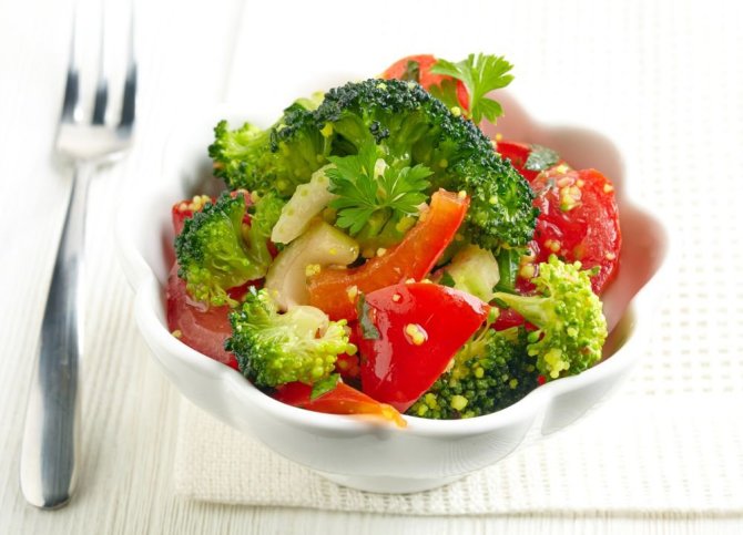 Fotolia nuotr./Šviežios brokolių ir pomidorų salotos
