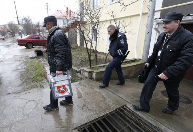 „Reuters“/„Scanpix“ nuotr./Maskvos kontroliuojamame Kryme – neteisėtas referendumas.