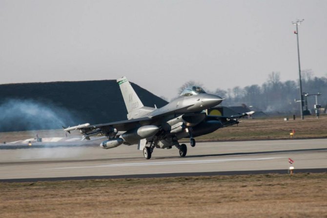 JAV ambasados Lenkijoje nuotr./Naikintuvai F-16 ir kiti JAV lėktuvai jau Lenkijoje