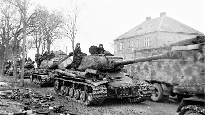 Leidyklos nuotr./Sovietų tankai rieda Rytprūsių miestelio gatvėmis.