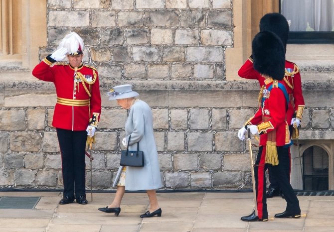 Vida Press nuotr./Vėliavos pagerbimo paradu pažymėtas karalienės Elizabeth II 95-asis gimtadienis