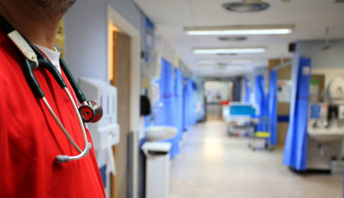 „Scanpix“/„PA Wire“/„Press Association Images“ nuotr./NHS slaugytojas ligoninėje