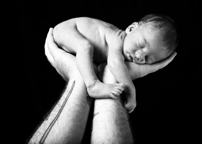 „Shuterstock“ nuotr./Kūdikis tėvo rankose
