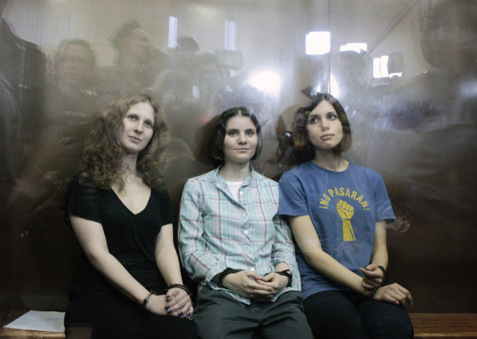 Scanpix / Postimees.ru/Members of the female punk band "Pussy Riot" (R-L) Nadezhda Tolokonnikova, Yekaterina Samutsevich and Maria Alyokhina sit in a glass-walled cage after a court hearing in Moscow, August 17, 2012. A judge sentenced three women who staged an anti-Kremlin protest on the altar of Moscow's main Russian Or