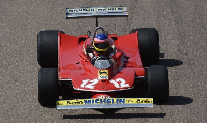 „Scanpix“ nuotr./Jacquesas Villeneuve'as vairuoja savo tėvo, žuvusio prieš 30 metų, bolidą