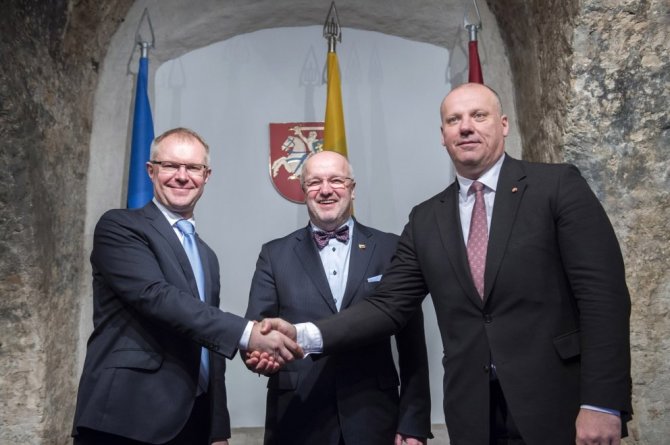 A.Pliadžio nuotr./Estijos gynybos ministras Hannesas Hanso, Lietuvos krašto apsaugos ministras Juozas Olekas ir laikinai einantis Latvijos gynybos ministro pareigas Raimondas Bergmanis