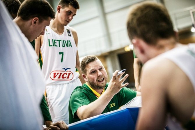 FIBA nuotr./Gediminas Petrauskas ir jo treniruojama Lietuvos jaunimo (iki 18 metų) krepšinio rinktinė.