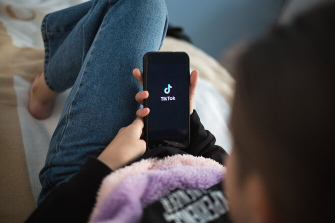 Shutterstock nuotr./Paauglys žiūri „TikTok“