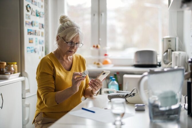 Shutterstock nuotr./Vyresnio amžiaus moteris ruošiasi gerti vaistus