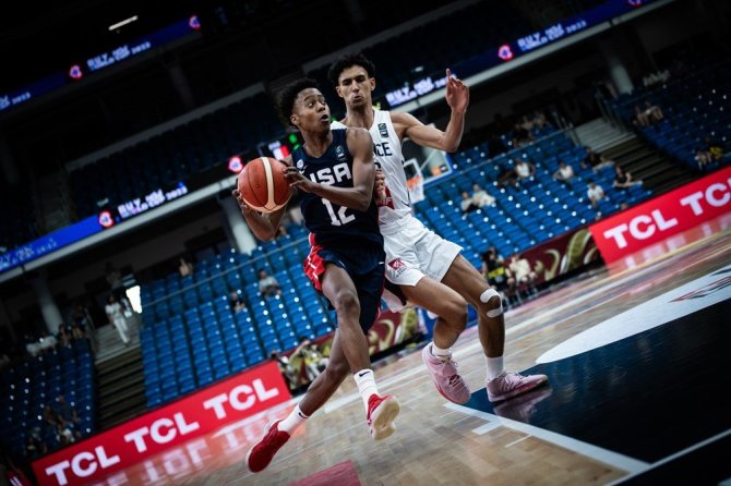 FIBA nuotr./Prancūzai laimėjo 2023 m. pasaulio U19 čempionato pusfinalį prieš JAV rinktinę