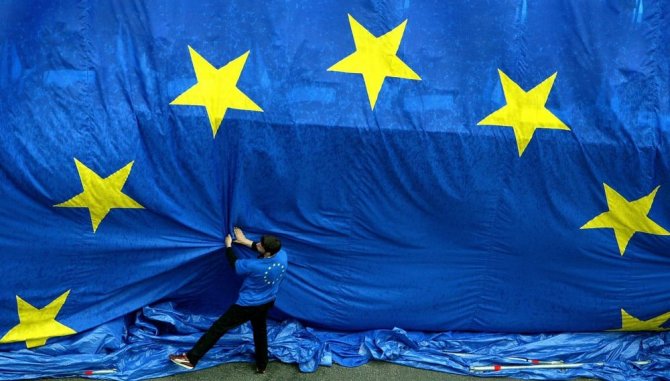 „Reuters“/„Scanpix“ nuotr./Didžiulė Europos Sąjungos vėliava