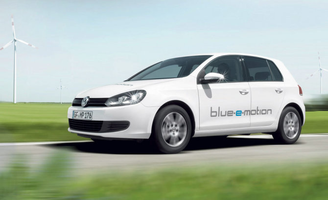 Gamintojo nuotr./„Volkswagen Golf Blue e-motion“ elektromobilis