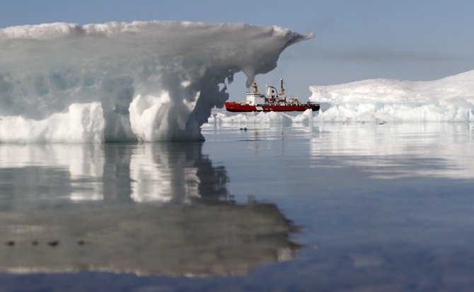 „Reuters“/„Scanpix“ nuotr./Ištirpus ledams laivai galės perplaukti Arkties vandenyną. 