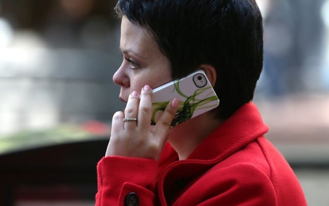 AFP/„Scanpix“ nuotr./Moteris kalba telefonu
