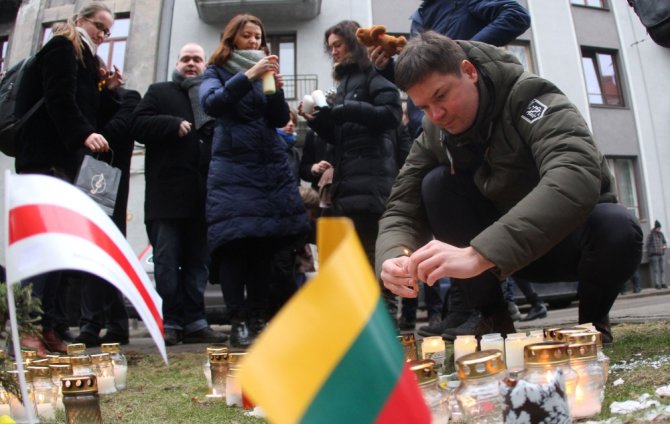AFP/„Scanpix“ nuotr./Žvakutės pagerbiamas Kijeve žuvusių žmonių atminimas prie Ukrainos ambasados Vilniuje