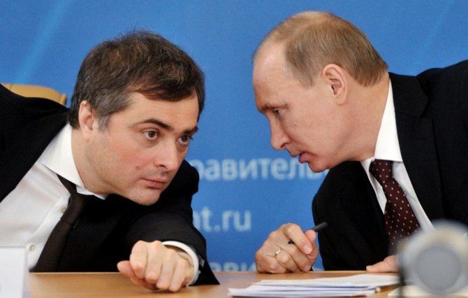 AFP/„Scanpix“ nuotr./Vladislavas Surkovas (kairėje) ir Vladimiras Putinas