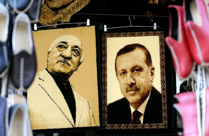 „Scanpix“ nuotr./Buvę bendražygiai, JAV gyvenantis dvasininkas Fethullah Gulenas ir Turkijos premjeras Recepas Tayyipas Erdoganas