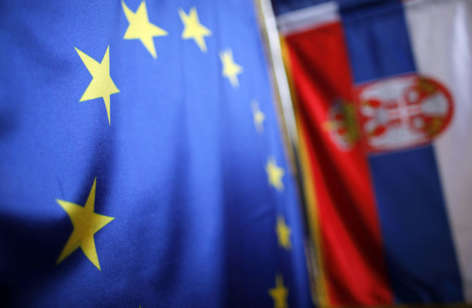 „Reuters“/„Scanpix“ nuotr./Serbijos ir ES vėliavos