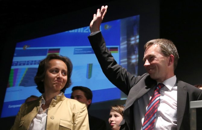 AFP/„Scanpix“ nuotr./Euroskeptiškos partijos „Alternatyva Vokietijai“ (AfD) įkūrėjas Berndas Lucke ir kandidatė Beatrix von Storch