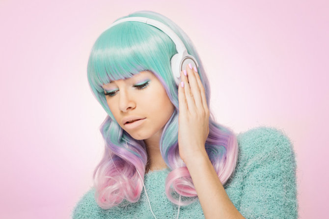 „Shutterstock“ nuotr./Mergina su ausinėmis