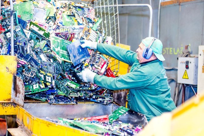 Irmanto Gelūno/15min.lt nuotr./„EMP recycling“ elektronikos ir kitų atliekų perdirbimo gamykloje. 