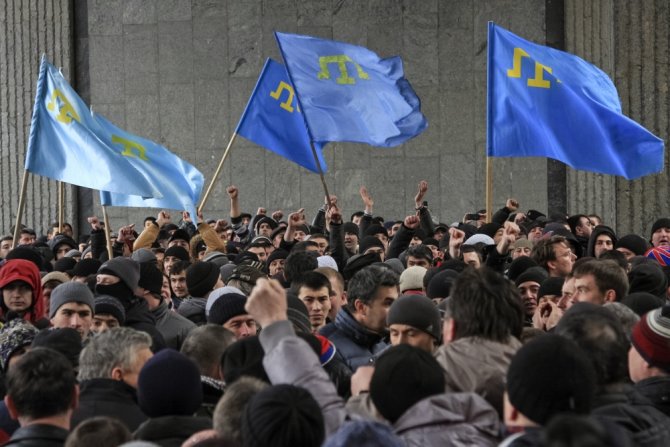„Reuters“/„Scanpix“ nuotr./Krymo totoriai piketuoja už Ukrainos teritorinio vientisumo išlaikymą prie parlamento Simferopolyje