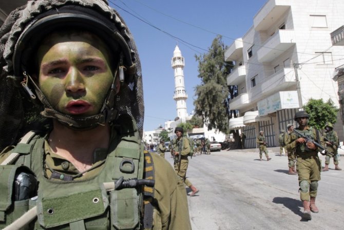 AFP/„Scanpix“ nuotr./Izraelio kariai Vakarų Krante vykdo operaciją, ieškodami trijų pagrobtų paauglių
