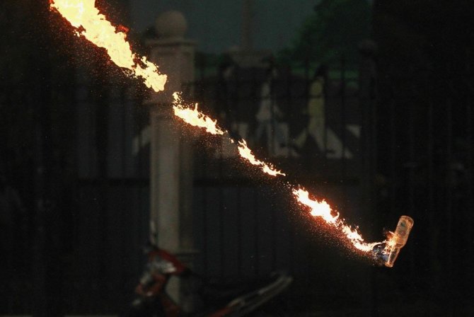 „Reuters“/„Scanpix“ nuotr./Skrieja Molotovo kokteilis, per protestą prieš degalų kainas Džakartoje