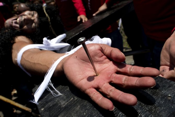 „Reuters“/„Scanpix“ nuotr./Nukryžiavimo ritualai Filipinuose
