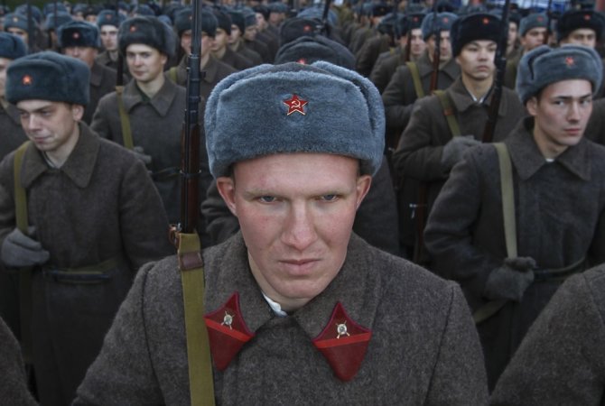 „Reuters“/„Scanpix“ nuotr./Rusijos kariai su senovinėmis uniformomis Raudonoje aikštėje