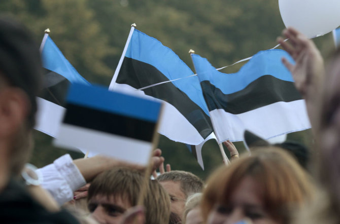 „Reuters“/„Scanpix“ nuotr./Estai mojuoja Estijos vėliavėlėmis