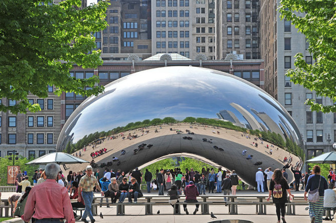 Andriaus Vaitkevičiaus/15min.lt nuotr./Anisho Kapooro kūrinys „Cloud Gate“, tarp žmonių dar vadinamas „Čikagos pupele“. Čikaga