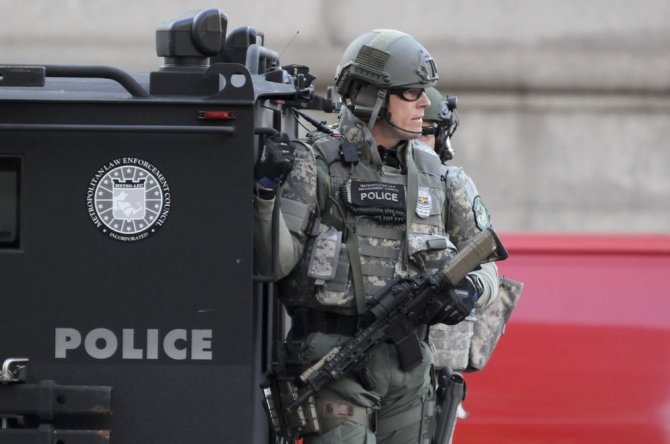 „Reuters“/„Scanpix“ nuotr./Į įvykio vietą atvyko SWAT pareigūnai.