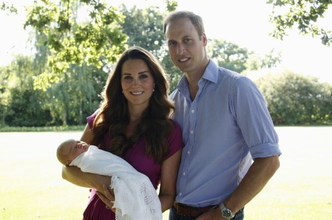AFP/„Scanpix“ nuotr./Princas Williamas, Kembridžo hercogienė Catherine ir princas George'as