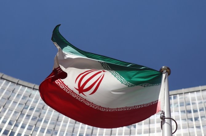 „Reuters“/„Scanpix“ nuotr./Irano vėliava prie JT būstinės Vienoje