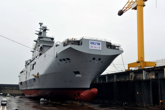 Rusijai skirtas „Mistral“ tipo laivas nuleidžiamas į vandenį