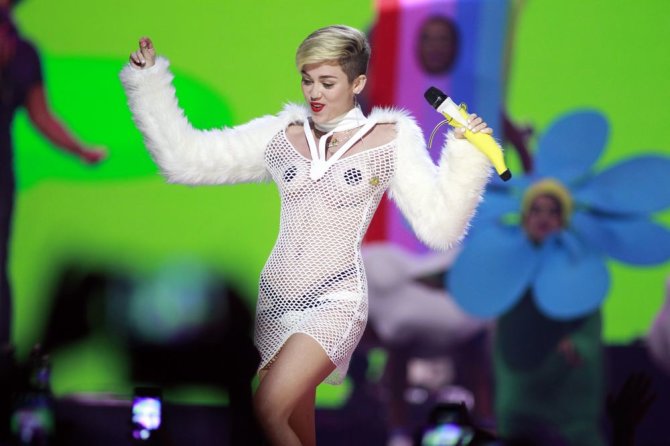 „Reuters“/„Scanpix“ nuotr./Miley Cyrus „iHeartRadio“ muzikos festivalyje