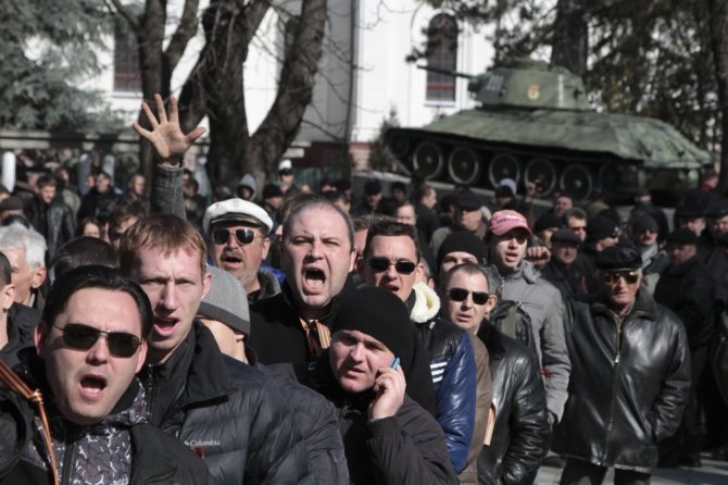 „Reuters“/„Scanpix“ nuotr./Prorusiškai nusiteikę protestuotojai Krymo sostinėje Simferopolyje