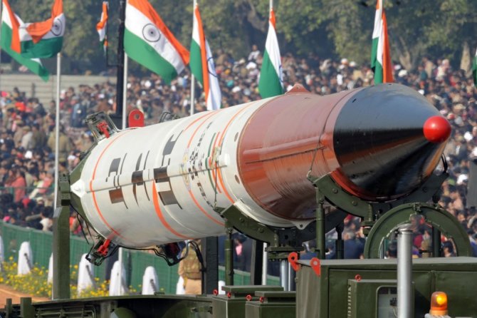AFP/„Scanpix“ nuotr./Branduolinį ginklą galinti transportuoti raketa demonstruojama parade Indijoje