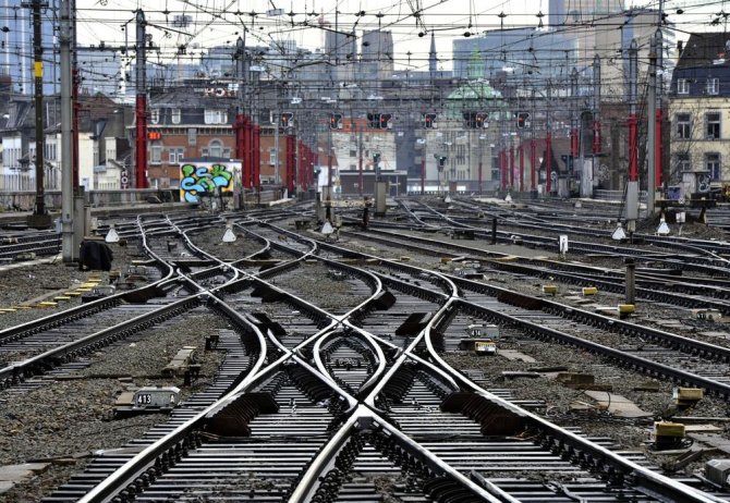 AFP/„Scanpix“ nuotr./Traukinio bėgiai