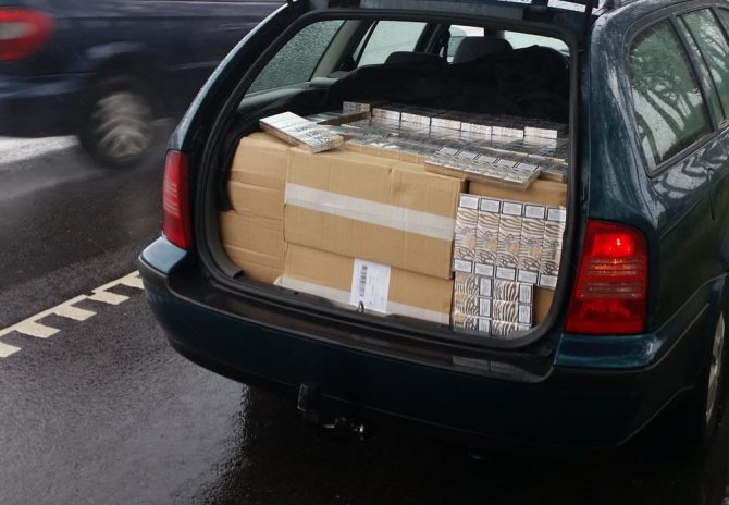 VSAT nuotr./Kaunietis automobilyje vežė 9 tūkst. baltarusiškų cigarečių pakelių