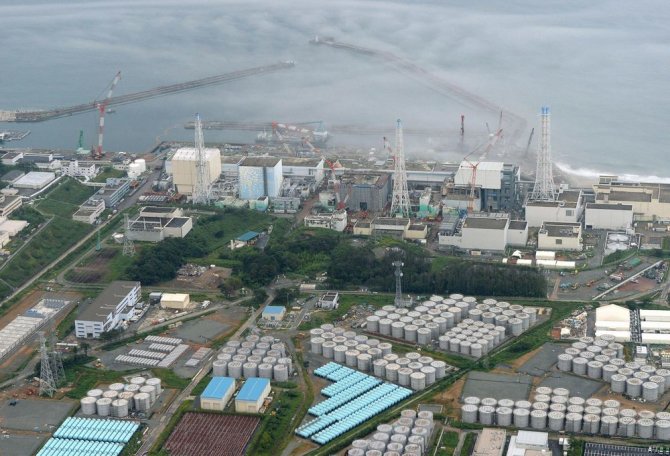 „Reuters“/„Scanpix“ nuotr./Fukušimos operatorius aptiko radioaktyvaus vandens nuotėkį iš vieno vamzdžio.