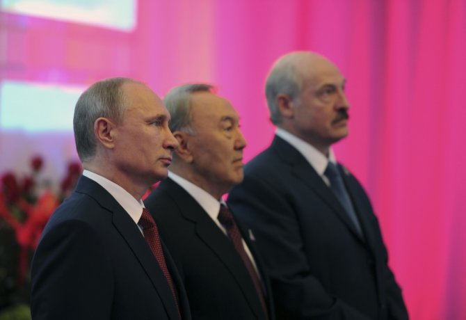 „Reuters“/„Scanpix“ nuotr./Rusijos prezidentas Vladimiras Putinas, Kazachstano prezidentas Nursultanas Nazarbajevas ir Baltarusijos prezidentas Aliaksandras Lukašenka