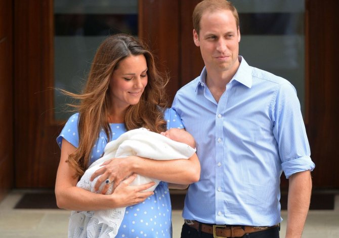 AFP/„Scanpix“ nuotr./Kembridžo hercogienė Catherine ir princas Williamas su sūnumi George'u