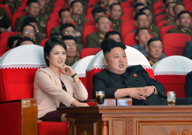 „Scanpix“ nuotr./Šiaurės Korėjos lyderis Kim Jong Unas su žmona Ri Sol Ju Maranbong Band koncerte